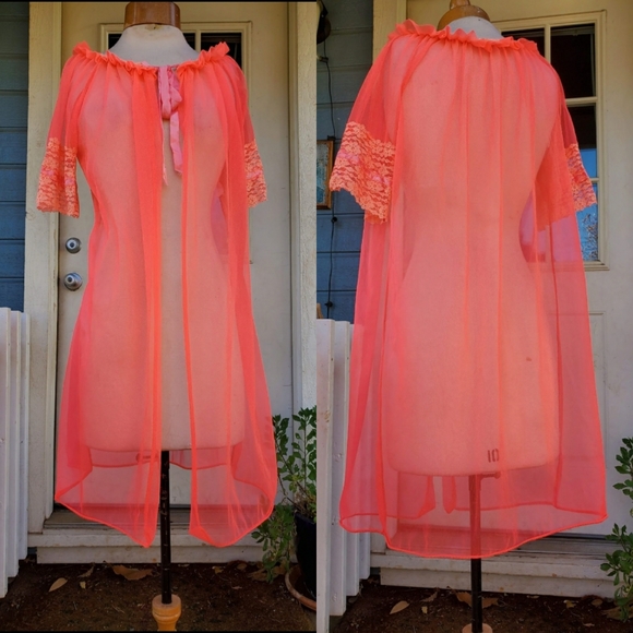 Vintage Other - Vintage hot pink 1960s robe small medium